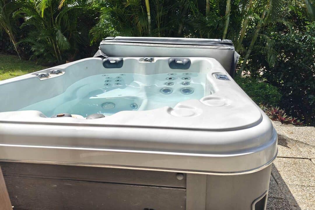 Un spa extérieur pour un moment de détente.