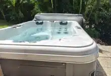Un spa extérieur pour un moment de détente.