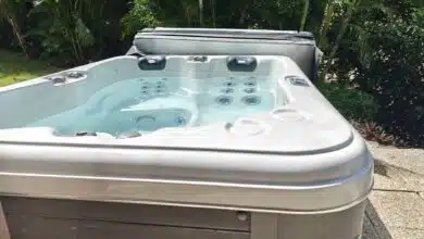 Un spa extérieur pour un moment de détente.