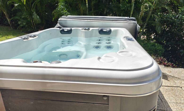 Un spa extérieur pour un moment de détente.