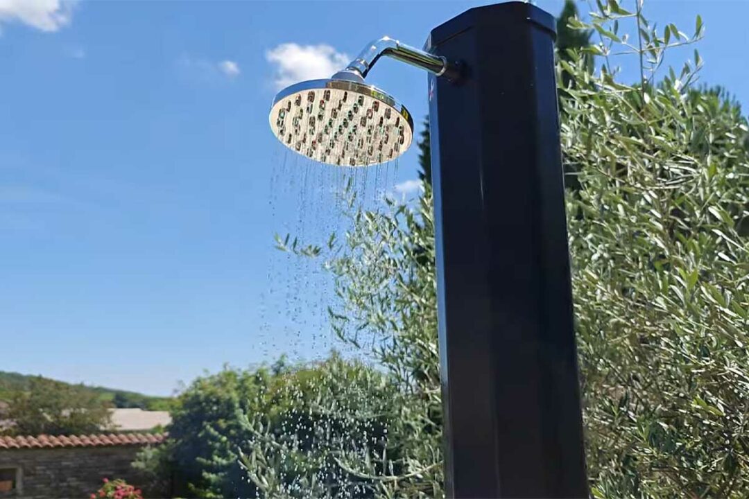 Une douche solaire coule.