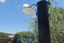 Une douche solaire coule.