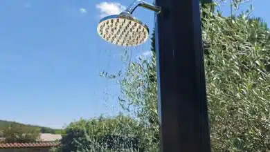 Une douche solaire coule.
