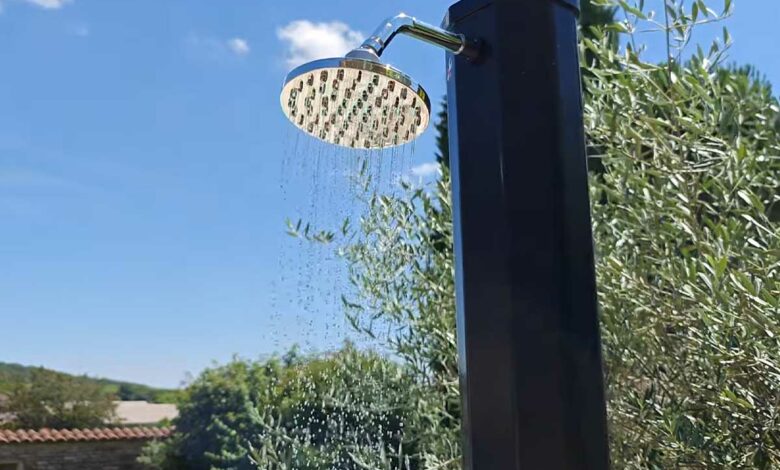 Une douche solaire coule.