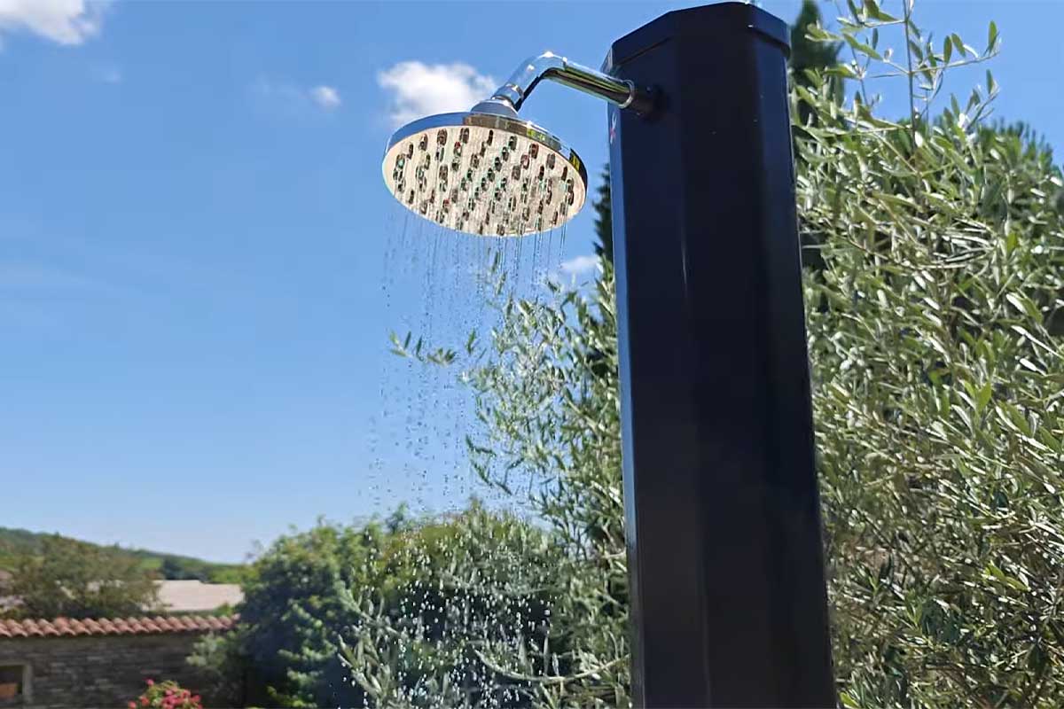 Une douche solaire coule.