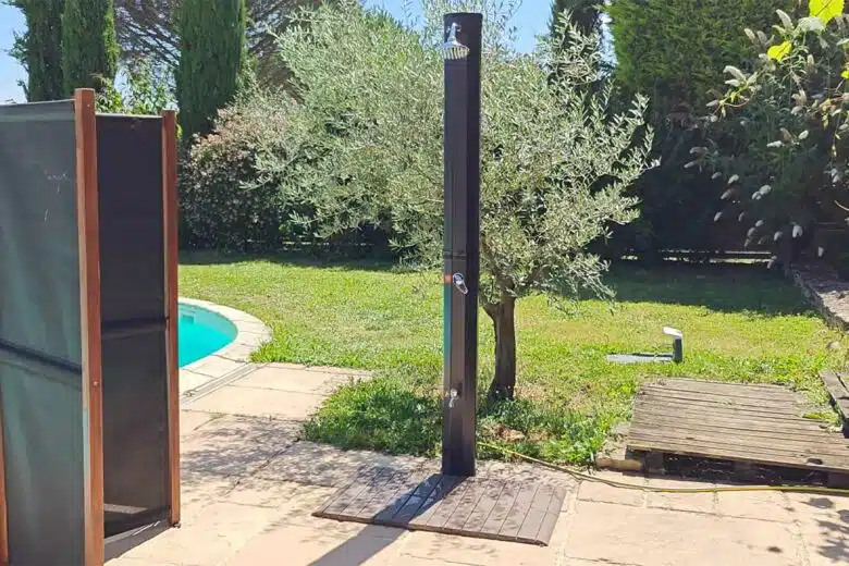Une douche solaire sur la terrasse.