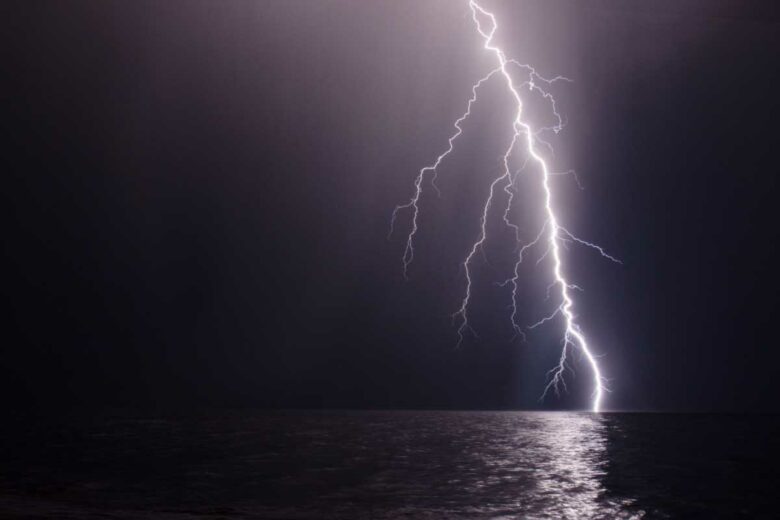La foudre tombe en pleine mer.