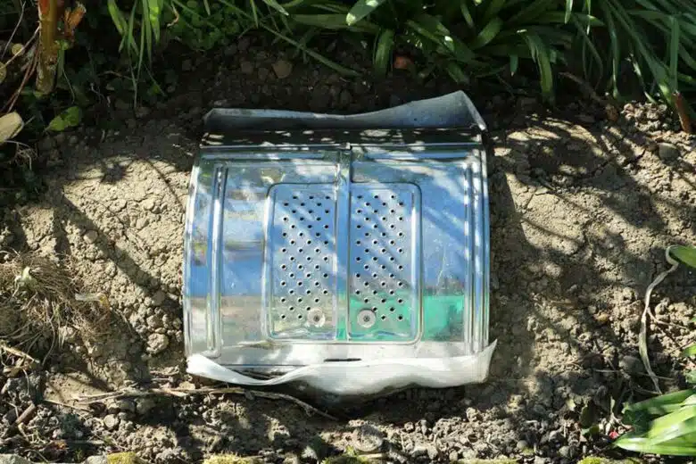 Un tambour de machine à laver recyclé en frigo enterré.