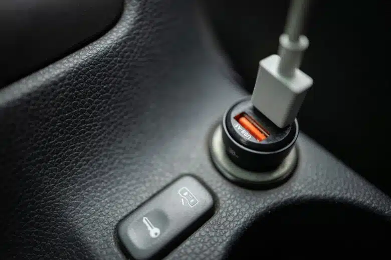 Un allume-cigare avec une multiprise USB.