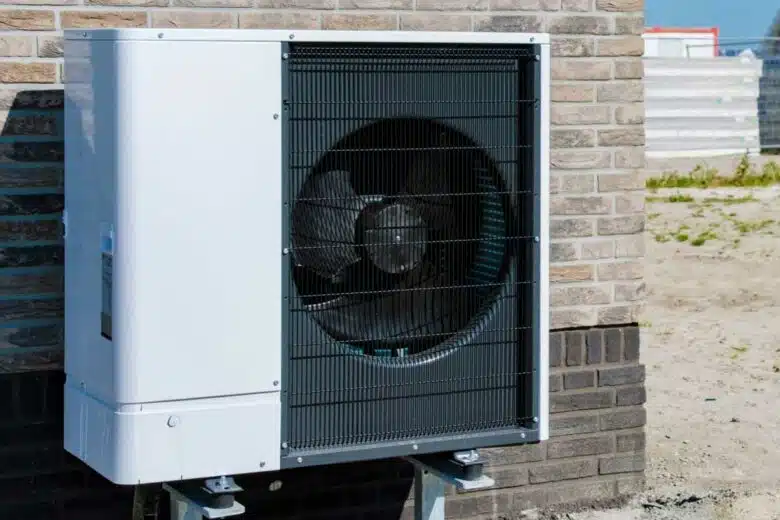 Une pompe à chaleur installée au mur.