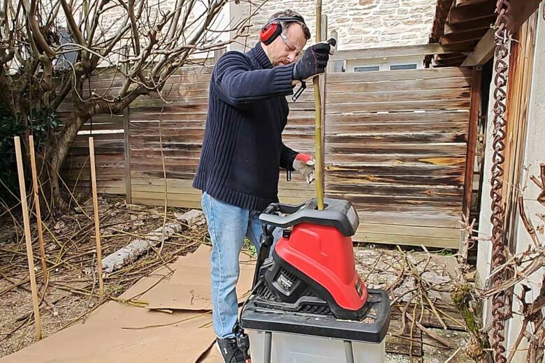 Utilisation d'un broyeur électrique au jardin.