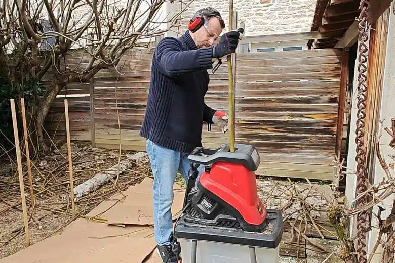 Utilisation d'un broyeur électrique au jardin.
