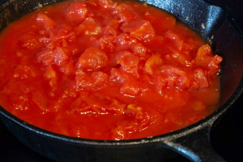 Préparation d'un coulis de tomates.