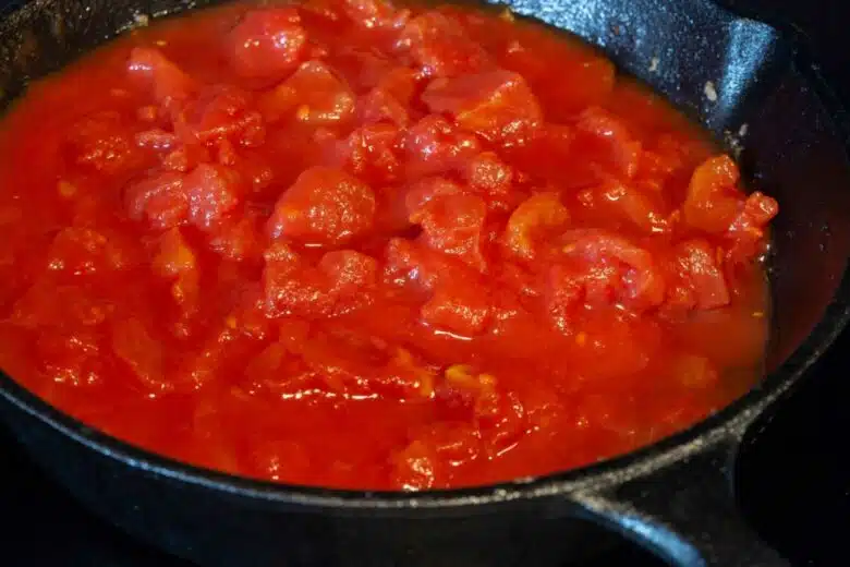 Préparation d'un coulis de tomates.