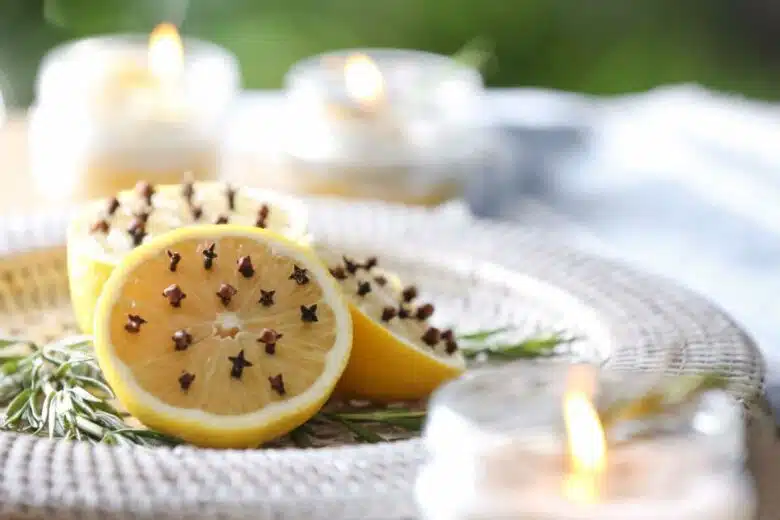 Citron et clous de girofle.