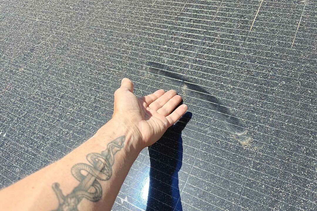 Un panneau solaire très poussiéreux.