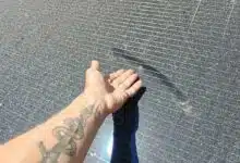 Un panneau solaire très poussiéreux.