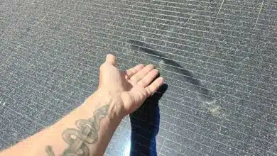 Un panneau solaire très poussiéreux.