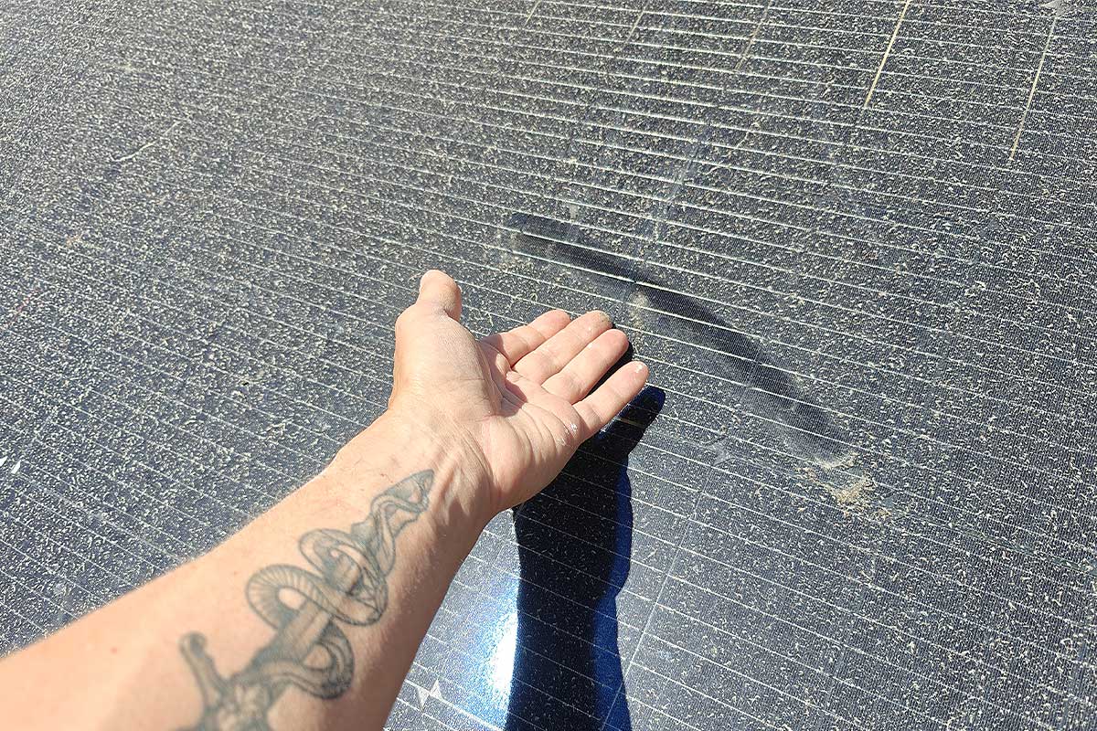 Un panneau solaire très poussiéreux.
