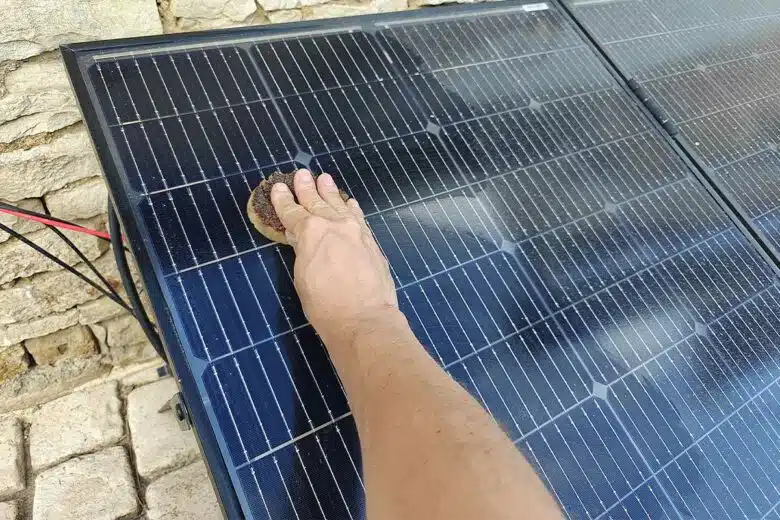 Un passage d'éponge sur un panneau solaire.