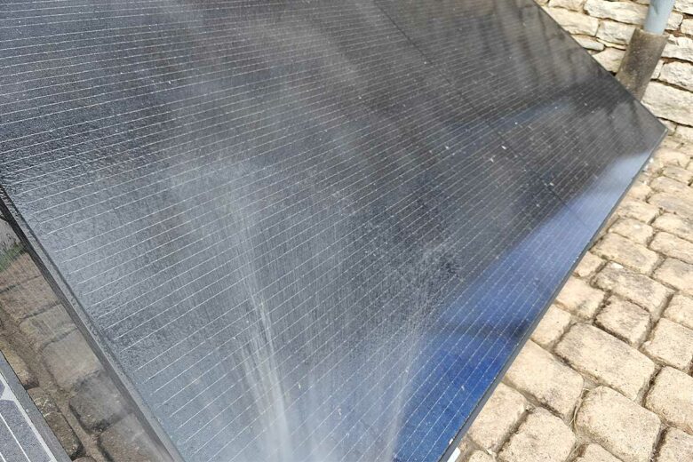 De l'eau pour refroidir les panneaux solaires.