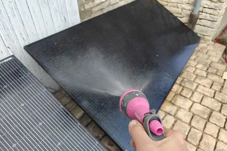 Un nettoyage de panneau solaire.