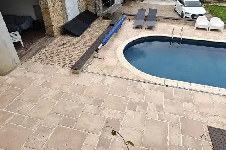 Une terrasse extérieure qui a retrouvé son aspect.