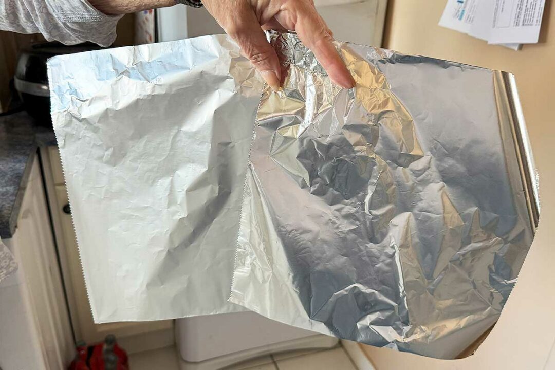 Des feuilles de papier aluminium.