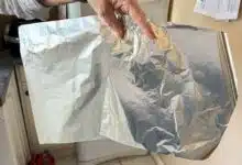 Des feuilles de papier aluminium.