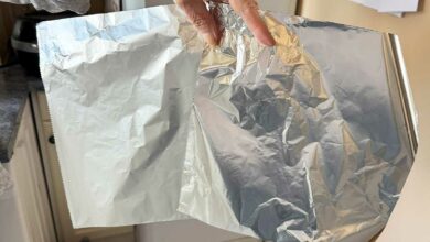 Des feuilles de papier aluminium.