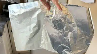 Des feuilles de papier aluminium.
