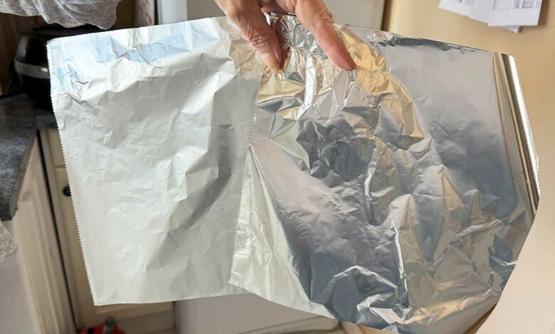 Des feuilles de papier aluminium.