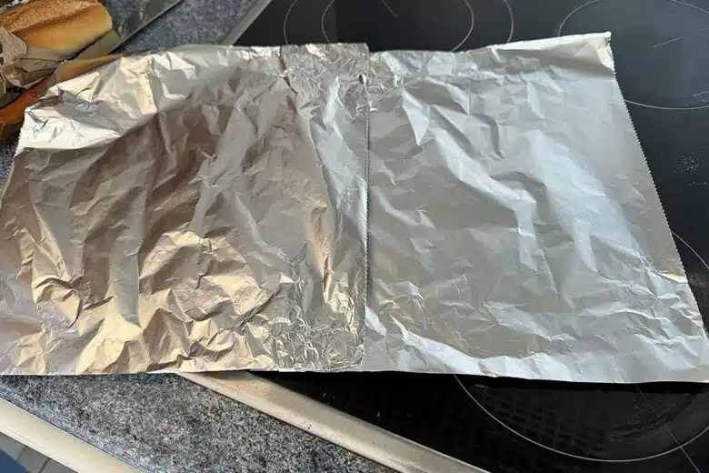 Côté mat et coté brillant du papier aluminium.