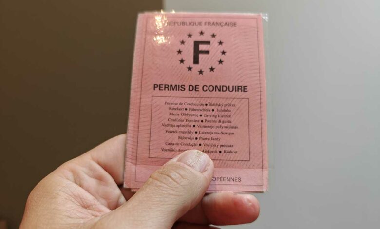 Le célèbre permis de conduire rose.