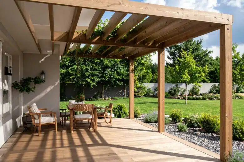 Une pergola en bois.