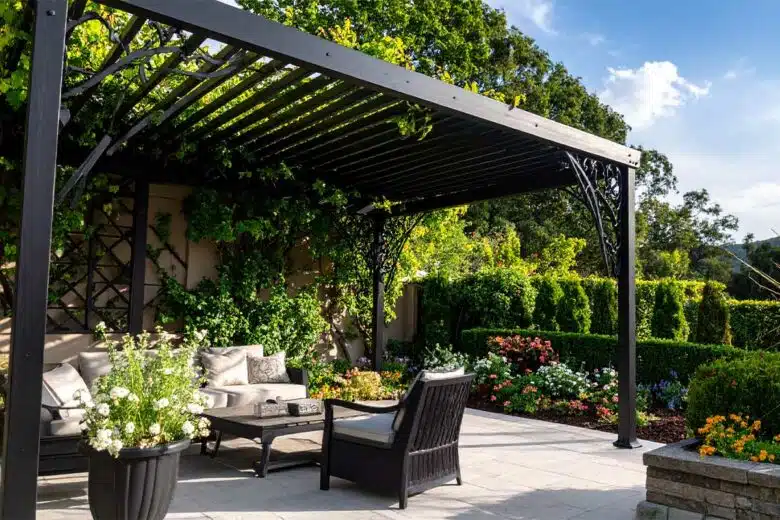 Une pergola en fer forgé.