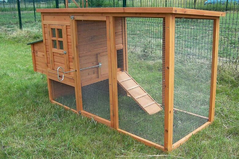 Un poulailler installé dans le jardin.