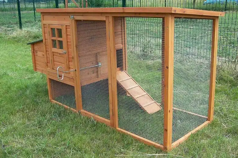 Un poulailler installé dans le jardin.