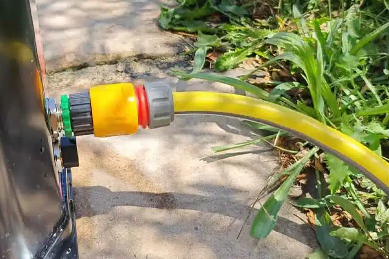 Un tuyau d'arrosage branché à une cuve.