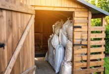 Un abri de jardin avec des sacs de pellets.