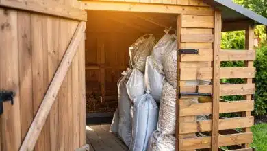 Un abri de jardin avec des sacs de pellets.