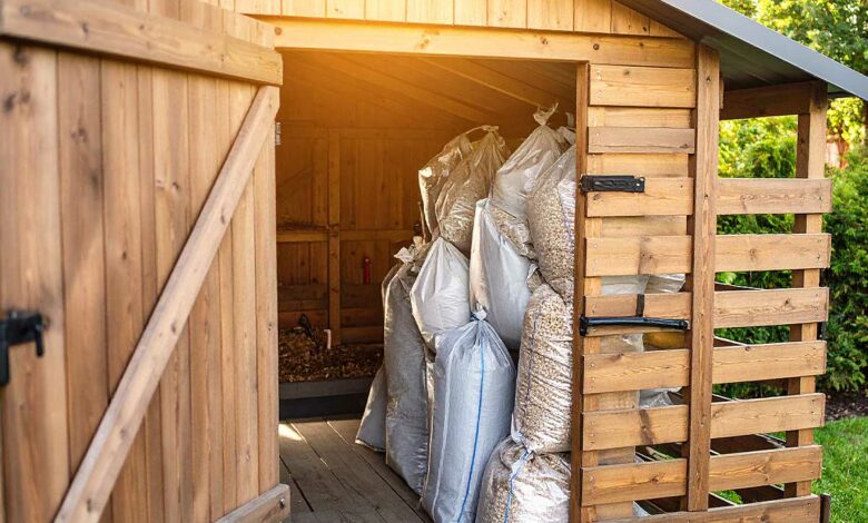 Un abri de jardin avec des sacs de pellets.