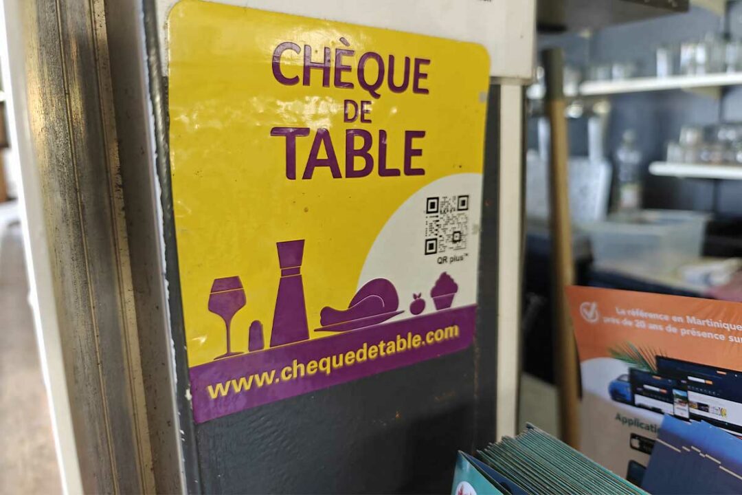 Une enseigne de restaurant qui accepte les tickets resto.