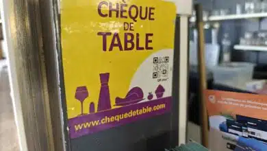 Une enseigne de restaurant qui accepte les tickets resto.