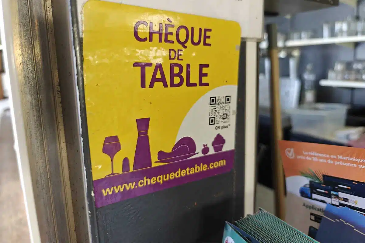 Une enseigne de restaurant qui accepte les tickets resto.