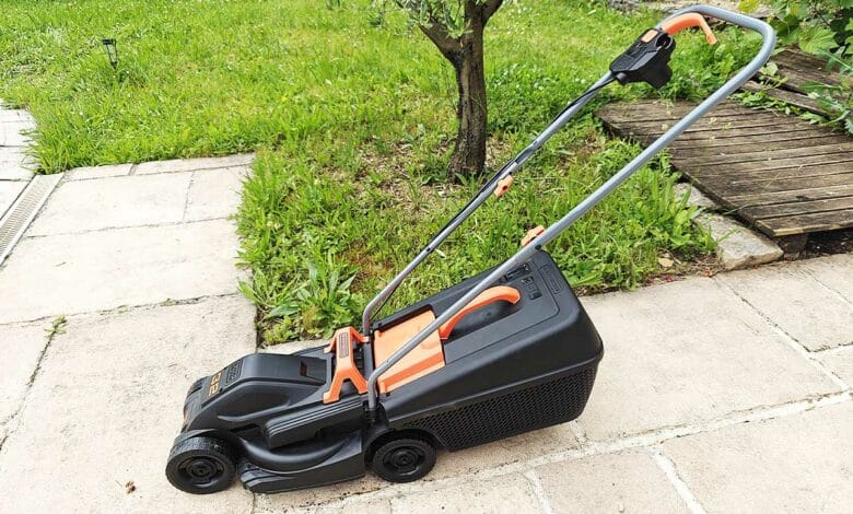 Une tondeuse électrique pour le jardin.