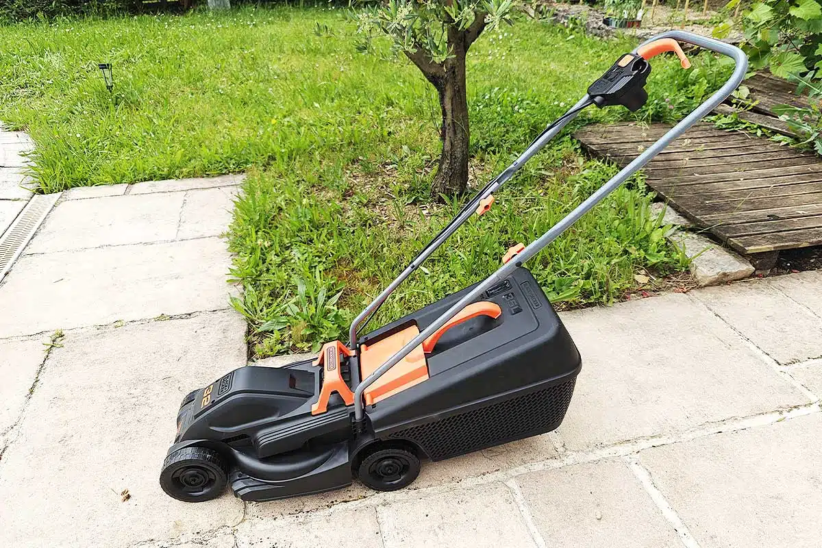 Une tondeuse électrique pour le jardin.