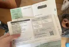 Des papiers d'assurance en main.