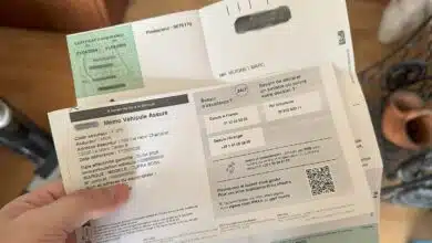 Des papiers d'assurance en main.