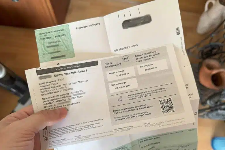 Des papiers d'assurance en main.